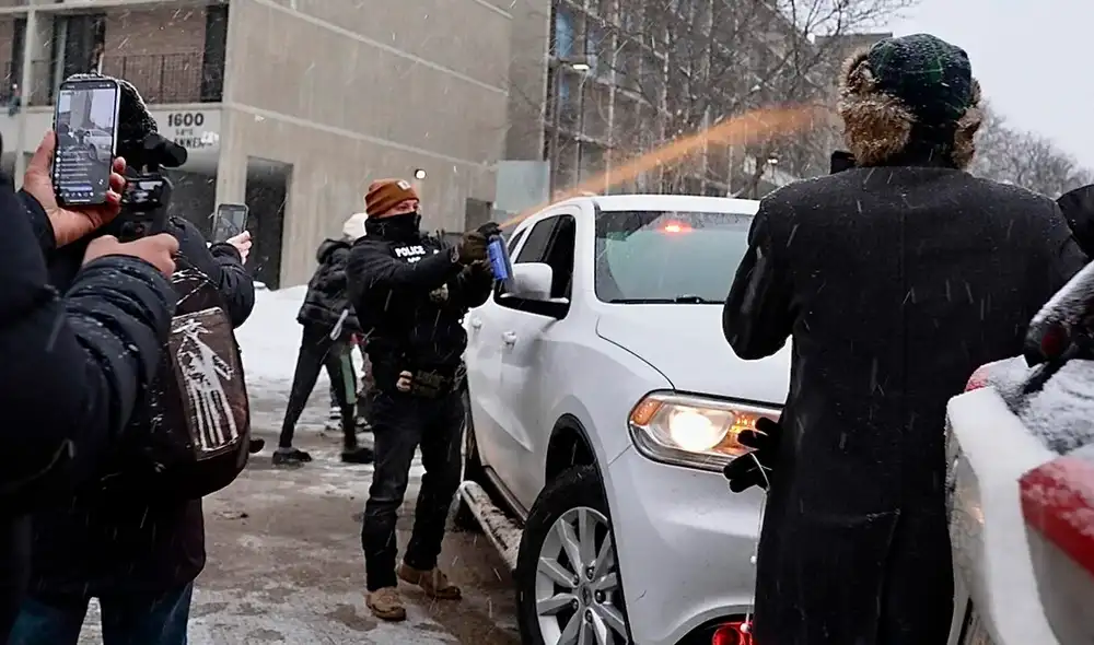 Los agentes del ICE rociaron con gas pimienta a un grupo de manifestantes que se expresaba en su contra. Los agentes del ICE rociaron con gas pimienta a un grupo de manifestantes que se expresaba en su contra.