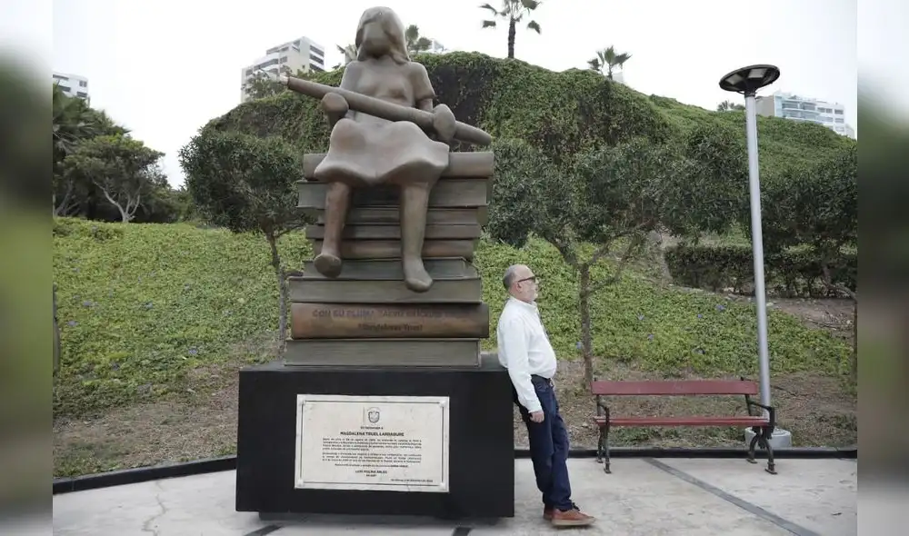 Hugo Coya y la escultura homenaje a Magdalena Truel. Foto: Sebastián Blanco. Hugo Coya y la escultura homenaje a Magdalena Truel. Foto: Sebastián Blanco.