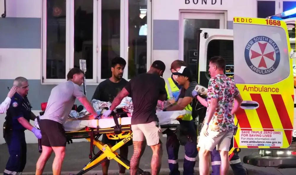 Tiroteo en Bondi Beach, Australia, dejó al menos 12 muertos. Foto: AP Tiroteo en Bondi Beach, Australia, dejó al menos 12 muertos. Foto: AP