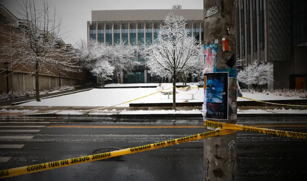 Policía reanuda búsqueda del tirador tras tiroteo en la Universidad de Brown que dejó dos muertos. Policía reanuda búsqueda del tirador tras tiroteo en la Universidad de Brown que dejó dos muertos.