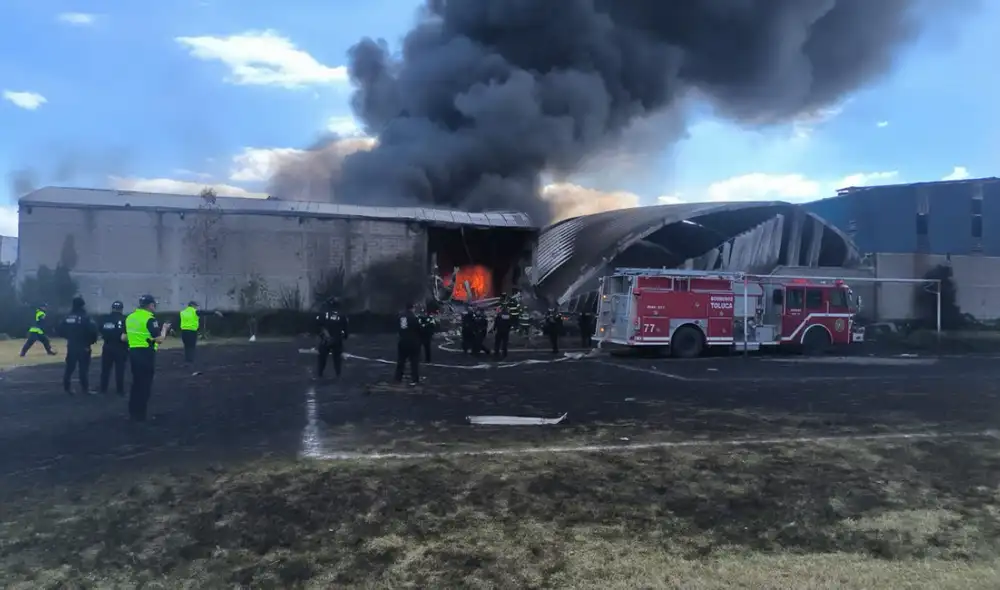 Bomberos y personal de emergencias atienden a víctimas tras caída de avioneta. Foto: X Bomberos y personal de emergencias atienden a víctimas tras caída de avioneta. Foto: X