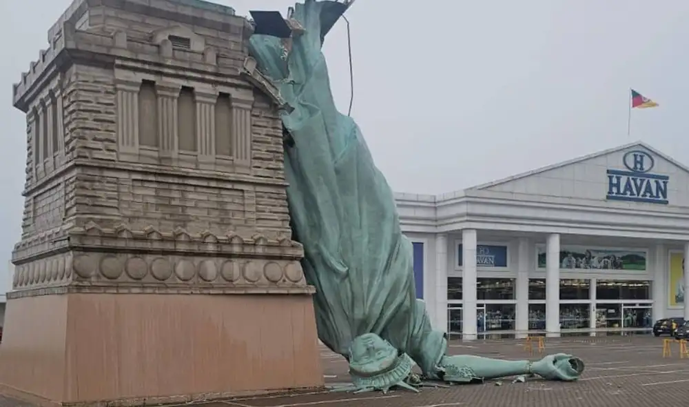 La réplica de la Estatua de la Libertad colapsó tras fuertes ráfagas en Guaíba. Foto: X La réplica de la Estatua de la Libertad colapsó tras fuertes ráfagas en Guaíba. Foto: X