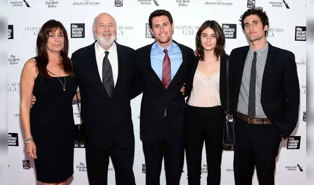 Rob y Michel en un evento al lado de sus tres hijos. Rob y Michel en un evento al lado de sus tres hijos.