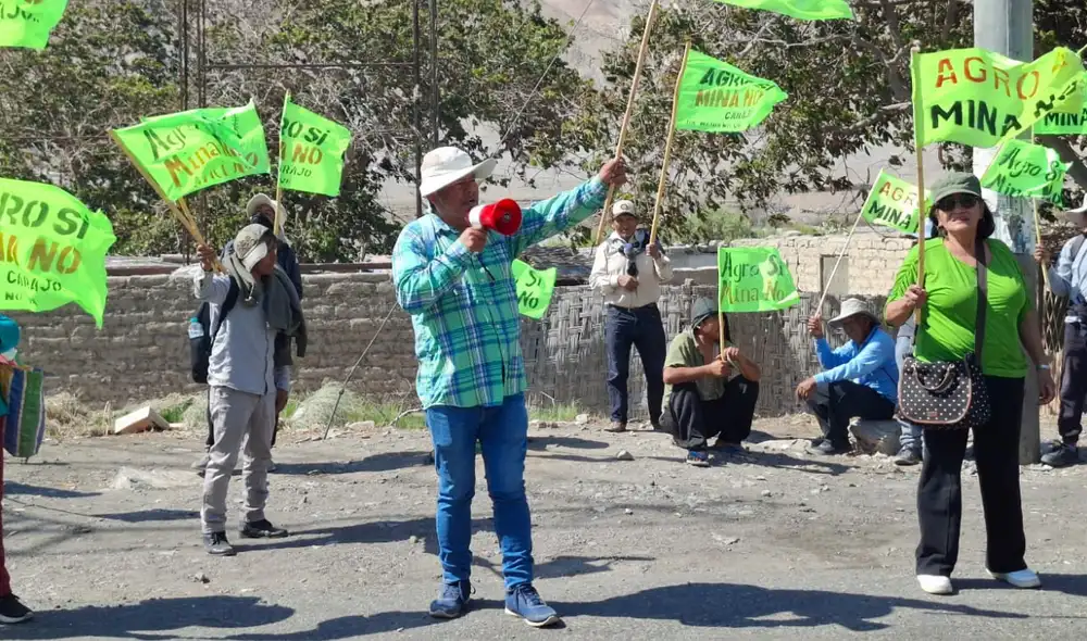 Agricultores del Valle de Tambo bloquean Panamericana Sur en primer día de paro contra Tía María. Foto: Wilder Pari Agricultores del Valle de Tambo bloquean Panamericana Sur en primer día de paro contra Tía María. Foto: Wilder Pari