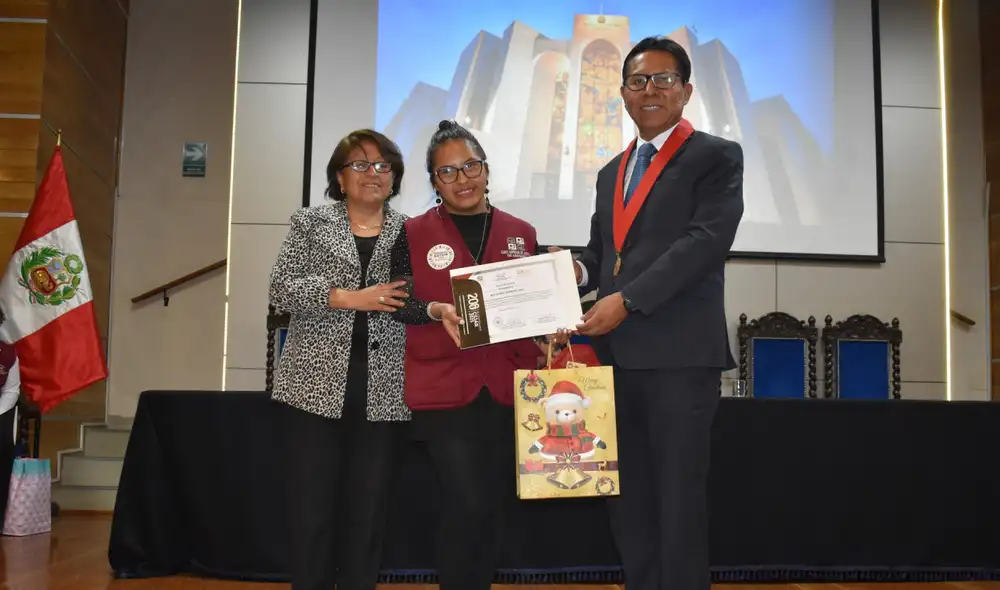 El evento de clausura incluyó reconocimientos, un stipendio por su contribución y una presentación musical. Fuente: Difusión. El evento de clausura incluyó reconocimientos, un stipendio por su contribución y una presentación musical. Fuente: Difusión.