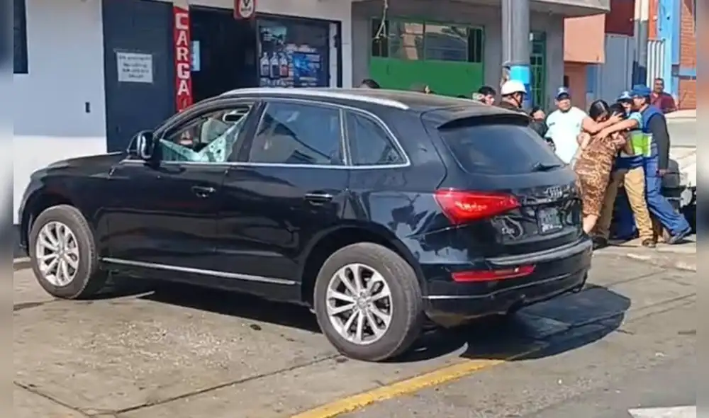 Al menos un sujeto disparó contra el vehículo desde el exterior, dejando 29 casquillos de bala en la escena del crimen.