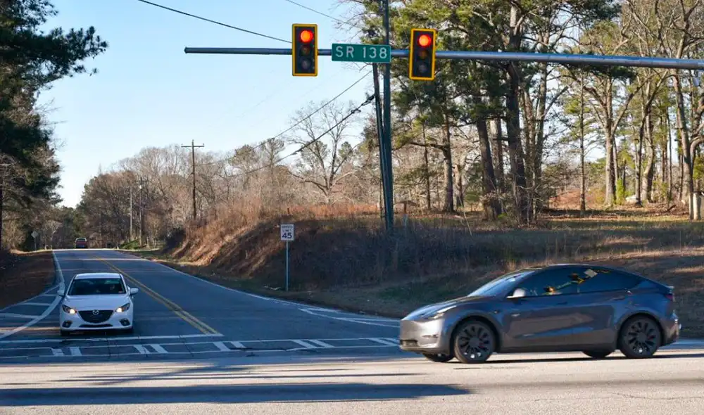 Estados Unidos estrenaría un cuarto color en los semáforos solo para cierto tipo de vehículos.