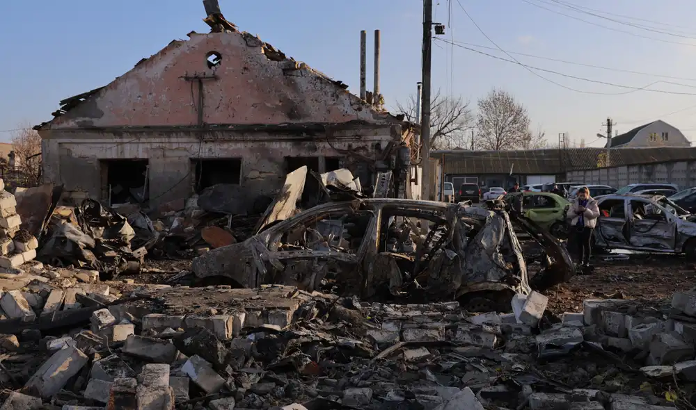 Rusia ha intensificado sus ataques en Odesa, impactando el puerto de Pivdennyi y causando graves daños en infraestructura clave.