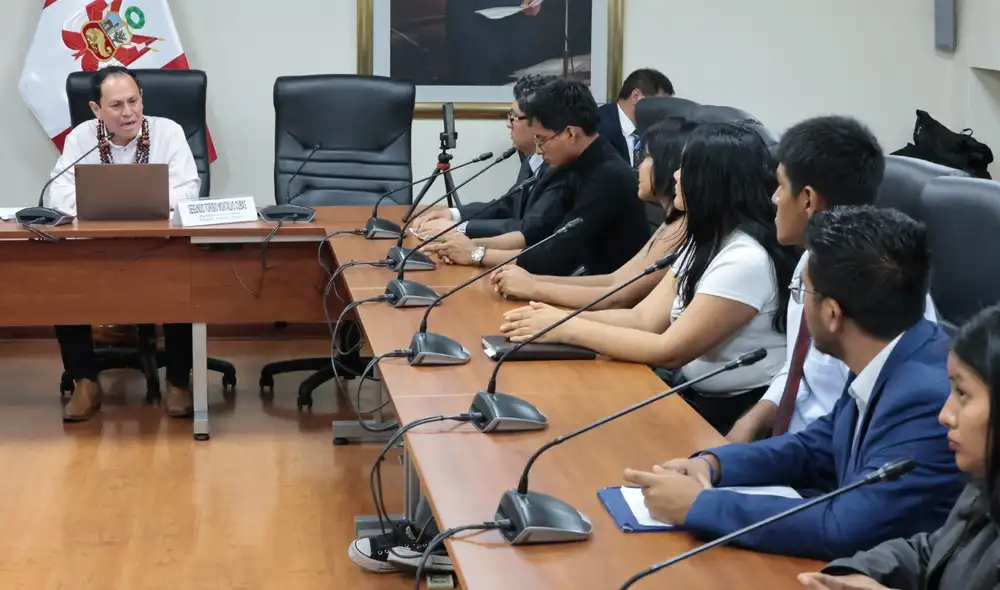 Comisión de Educación se llevó a cabo sin la presencia de los ministros de Economía y de Educación. Becarios explicaron problemática.