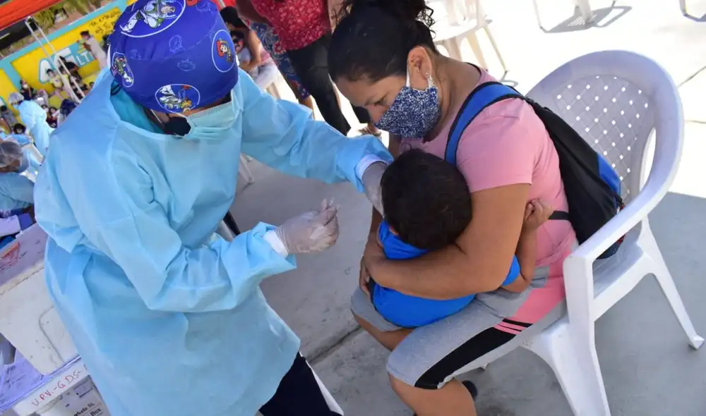 El Perú enfrenta una profunda crisis en vacunación, con solo el 65% de niños menores de 3 años con esquemas completos, por debajo de las metas de la OMS y OPS, lo que provoca brotes de enfermedades prevenibles.