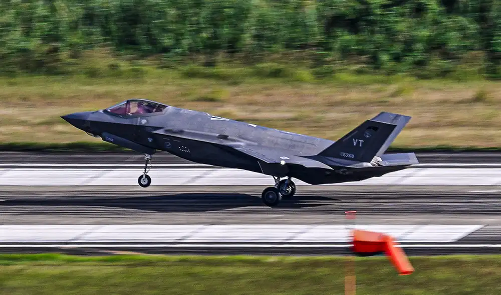Las imágenes captadas muestran aeronaves alineadas en la plataforma. Foto: AFP.