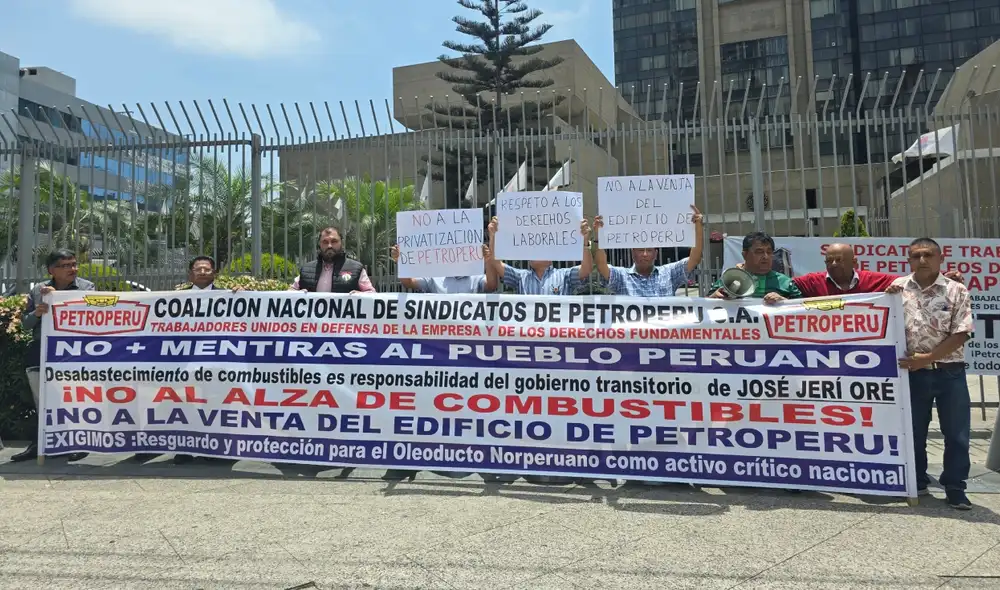 Para los trabajadores de Petroperú, las declaraciones de ministros vienen mermando el valor de sus bonos. Foto: La República Para los trabajadores de Petroperú, las declaraciones de ministros vienen mermando el valor de sus bonos. Foto: La República