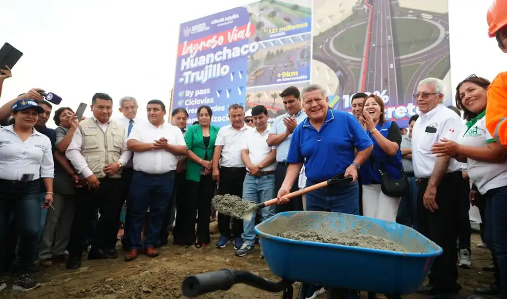 Responsabilidad. César Acuña Peralta iniciando la obra de construcción del viaducto Trujillo-Huanchaco que su gestión adjudicó a una empresa de papel. Foto: Gore La Libertad