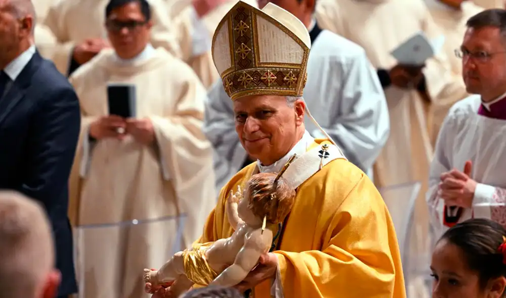 Poco antes de la misa, el papa estadounidense salió a la plaza de San Pedro para saludar a unos 5.000 fieles. Foto: AFP.