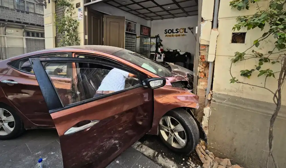 Adulto mayor impacta su auto contra óptica en Cercado de Lima y dueño denuncia cuantiosas pérdidas