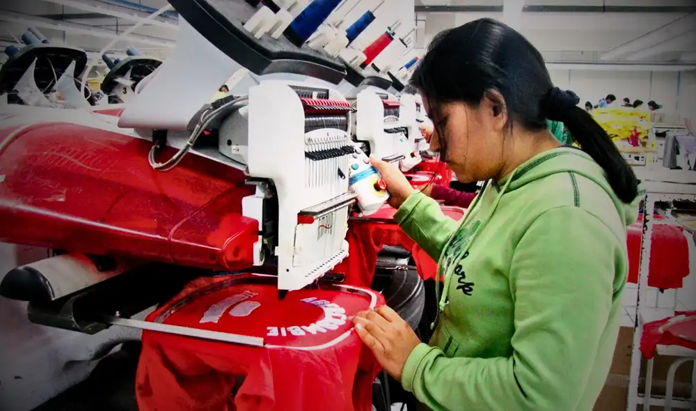 El empleo en confecciones de prendas de vestir cayó 0,3% en el último año y la cantidad de empresas disminuyó 8,4%.