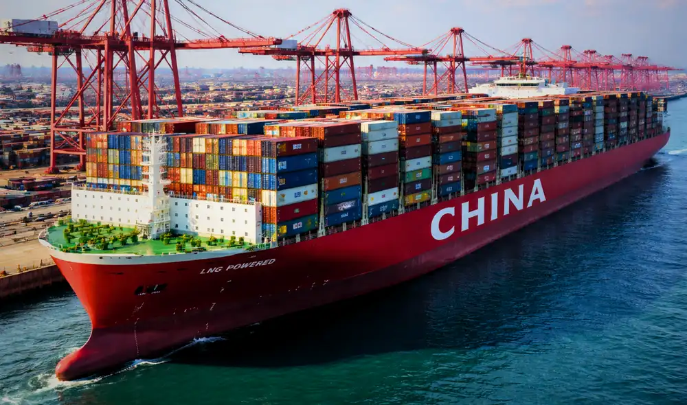 China impulsa megabuques portacontenedores de 400 metros que operan con gas natural.