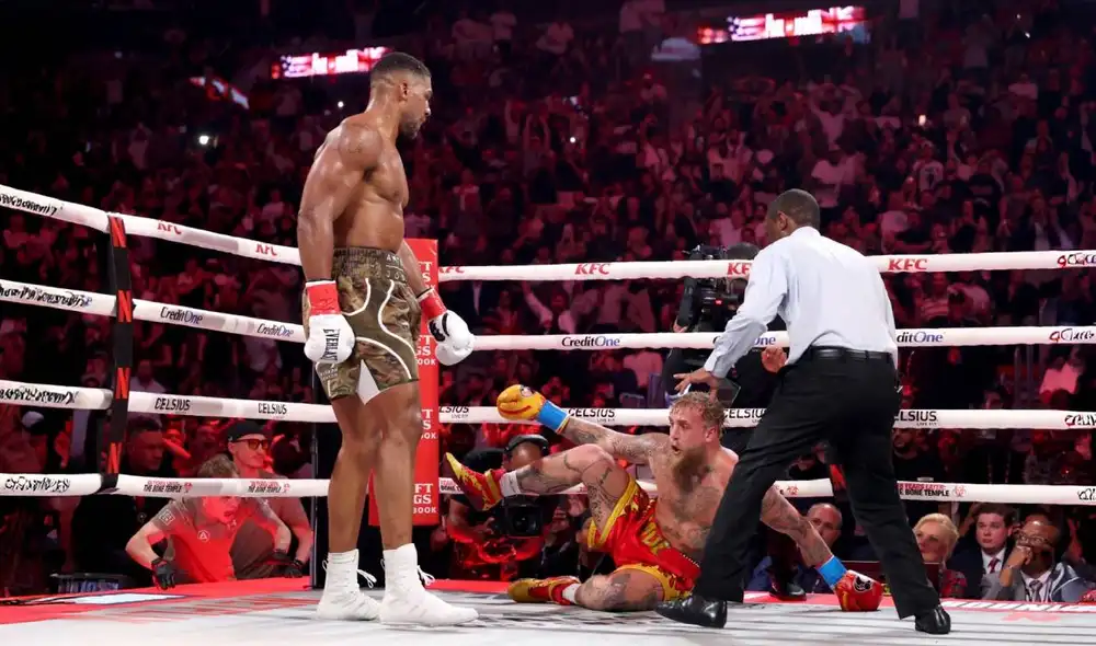 Antony Joshua noqueó a Jake Paul en el último evento del año. Foto: Lr/DAZN