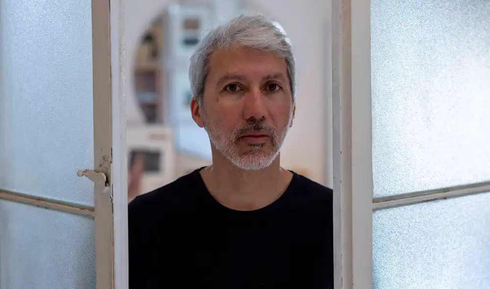 Luis Loz presenta su nuevo sencillo ‘El acosador de tu muro’, un tema que invita a reflexionar sobre las relaciones en redes sociales y el acoso digital. Foto: difusión. Luis Loz presenta su nuevo sencillo ‘El acosador de tu muro’, un tema que invita a reflexionar sobre las relaciones en redes sociales y el acoso digital. Foto: difusión.