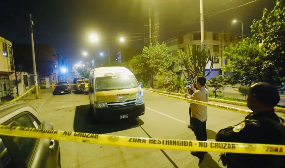 Delincuentes atacan a balazos combi de Etepsa en Villa El Salvador, dejando una carta extorsiva y municiones.