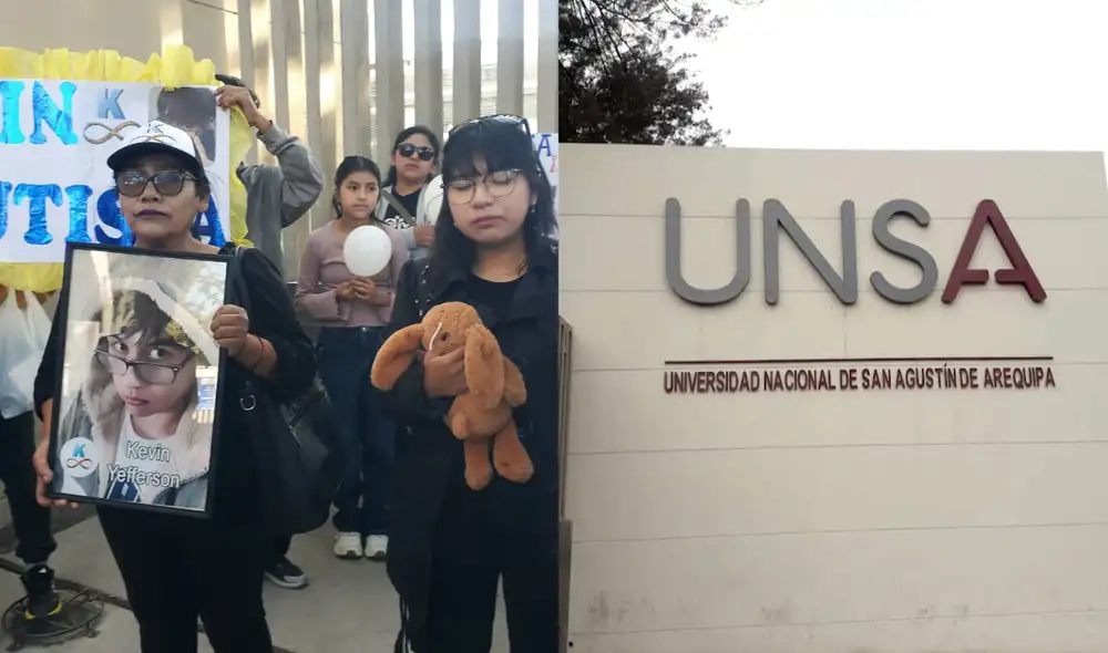 Familia de 'Kevin Autista' realizaron una vigilia a las afueras de la Universidad Nacional de San Agustín de Arequipa.