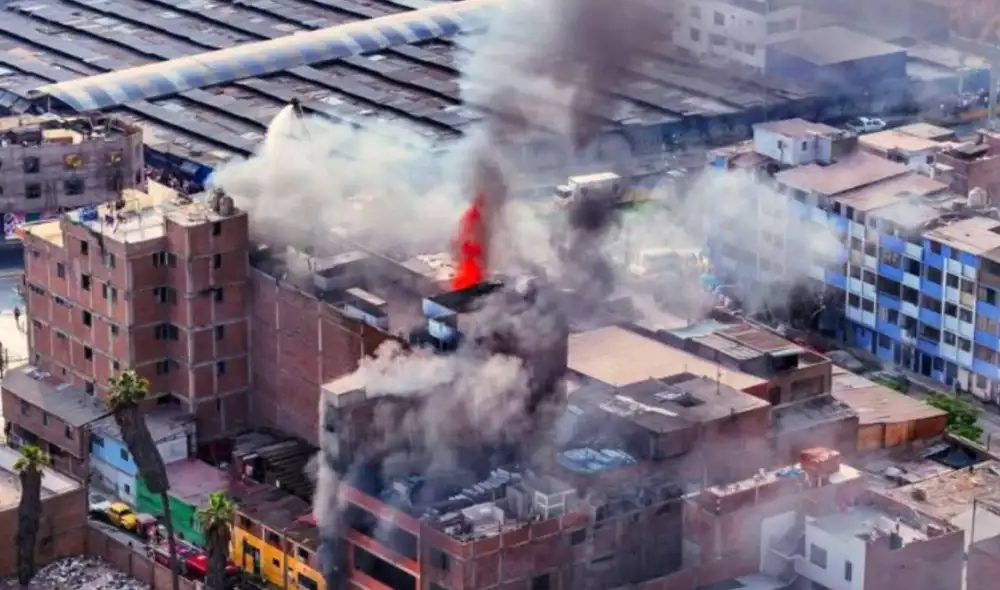 La mayoría de los incendios reportados en Lima durante Año Nuevo fueron provocadas por el uso de pirotécnicos.