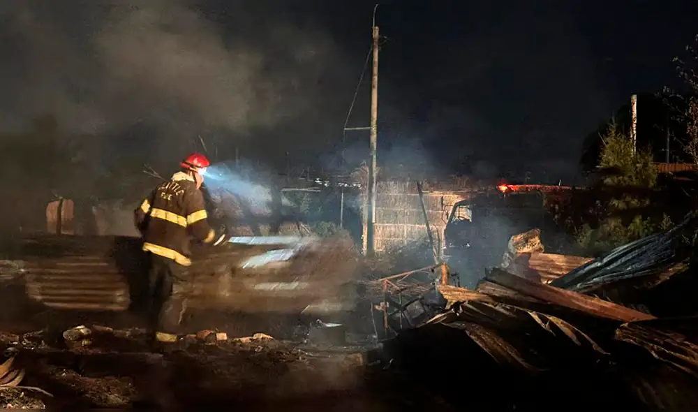 Bomberos de Catacaos y Piura llegaron al lugar para apagar las llamas. Foto: Almendra Ruesta, La República