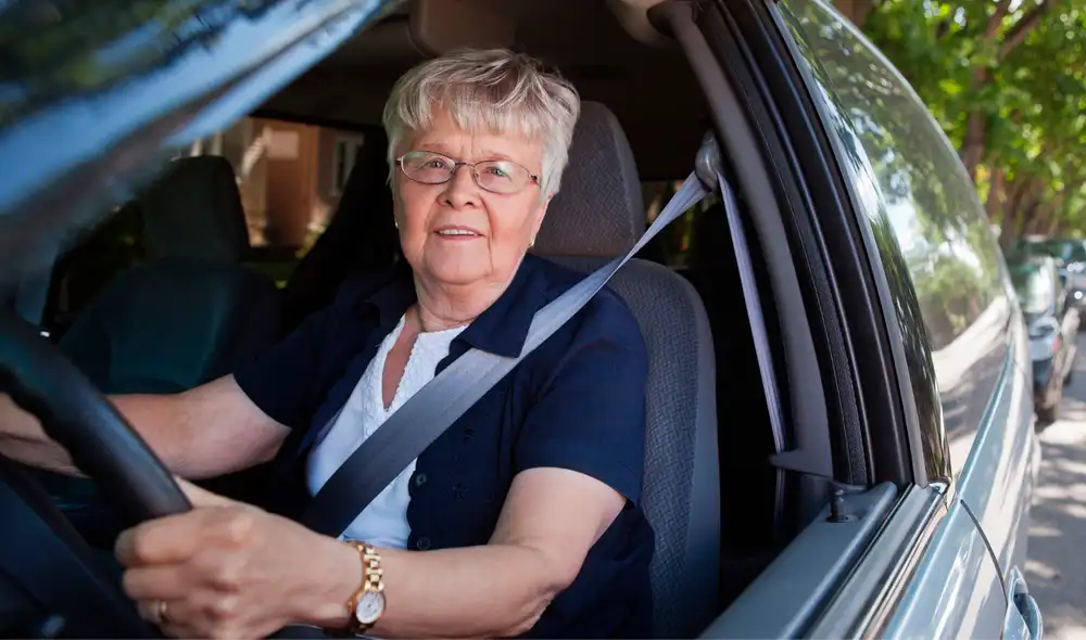 Estados Unidos aplica nueva norma pra adultos mayores que manejen un auto.