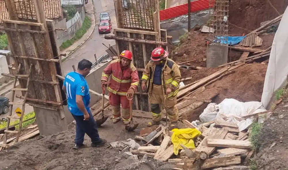 Derrumbe ocurrió cerca del mediodía. Foto: Luis Álvarez -  La República.