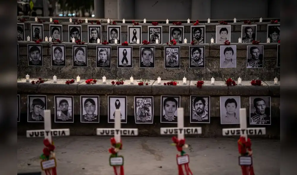 Plantón por víctimas de violaciones a los derechos humanos Plantón por víctimas de violaciones a los derechos humanos