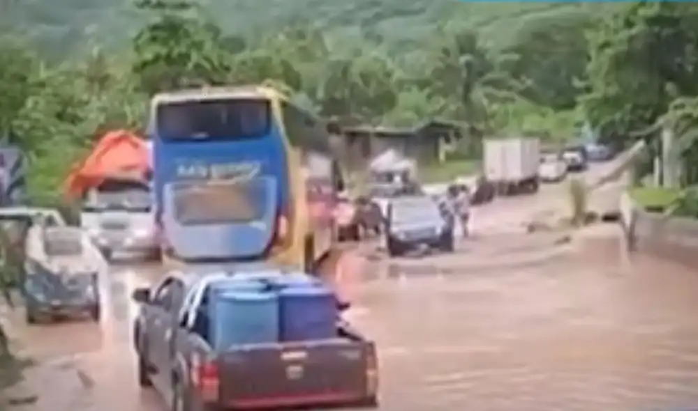 Huaico bloquea carretera Marginal y cientos de vehículos quedan varados en Junín Huaico bloquea carretera Marginal y cientos de vehículos quedan varados en Junín