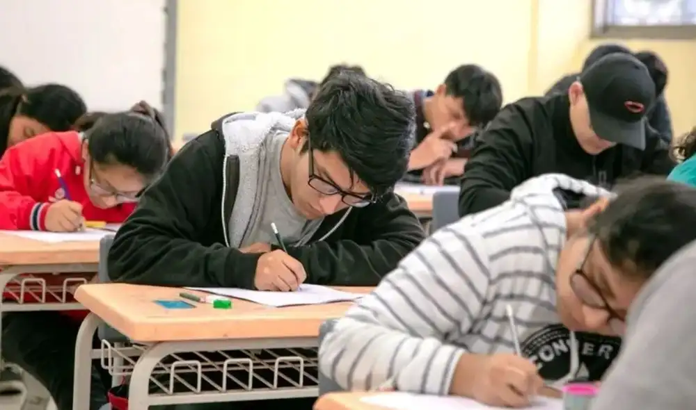 Becarios ganadores cuestionan la reinterpretación de las bases y sostienen que mantienen la condición de estudiantes.