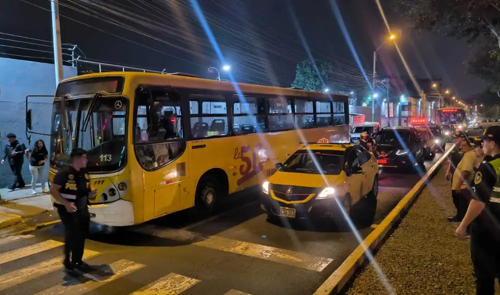 Bus de 'La 50' es blanco de atentado en San Juan de Lurigancho. Foto: La República