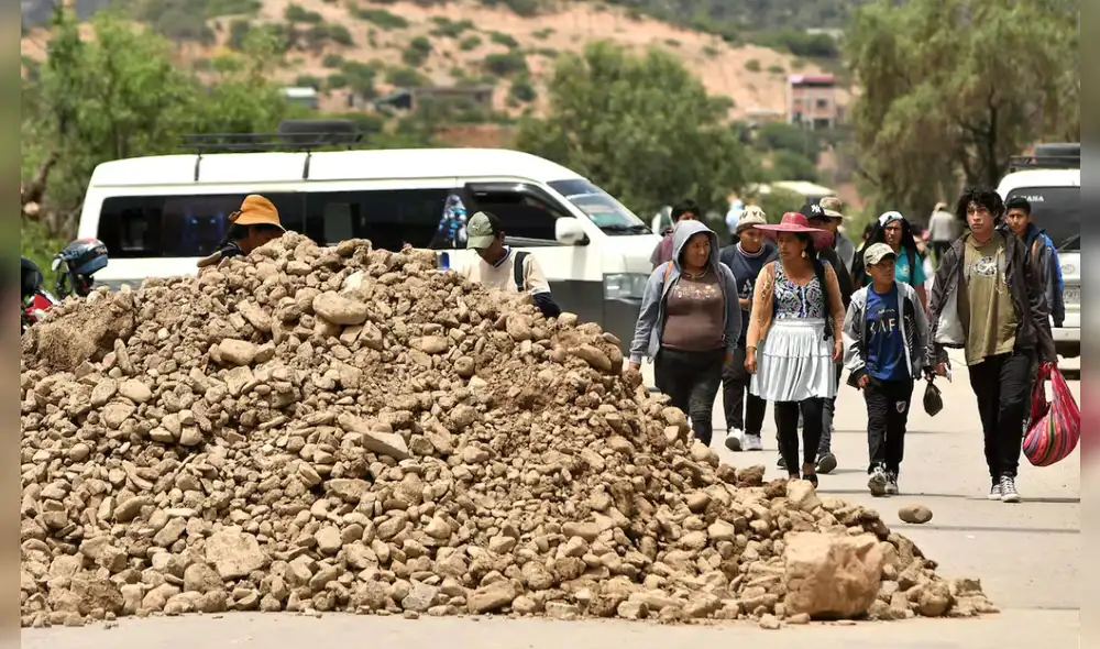 Un grupo de turistas peruanos y argentinos se encuentra varado en Bolivia por bloqueos de carreteras en rechazo a la eliminación del subsidio a combustibles.