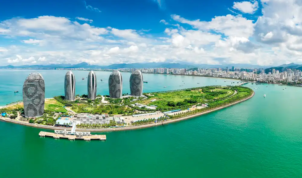 China impulsa un experimento económico en una isla, transformándola en un puerto de libre comercio para reconfigurar flujos comerciales internacionales.