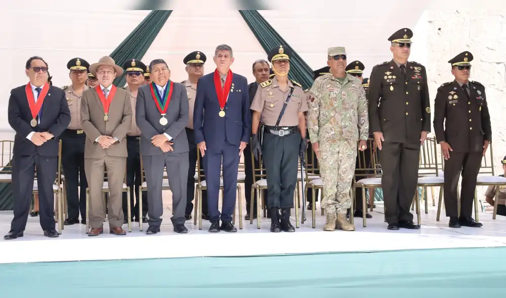 Autoridades participaron en la ceremonia de reconocimiento al nuevo jefe de la Región Policial, realizada en la Plaza de Armas de Moquegua.