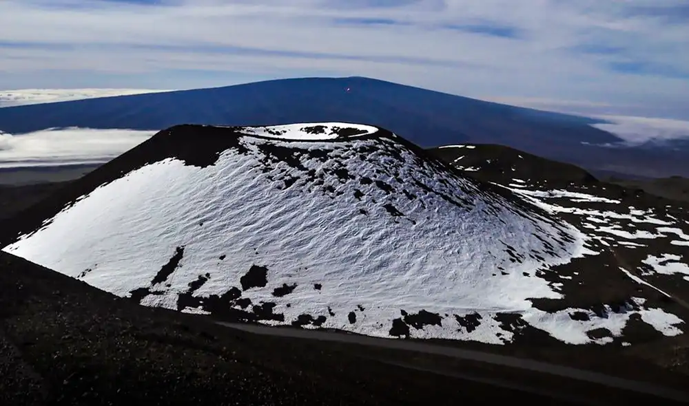 La montaña que “vence” al Everest cuando se mide desde la base es un volcán (actualmente inactivo) situado en la Isla de Hawái, Estados Unidos.
