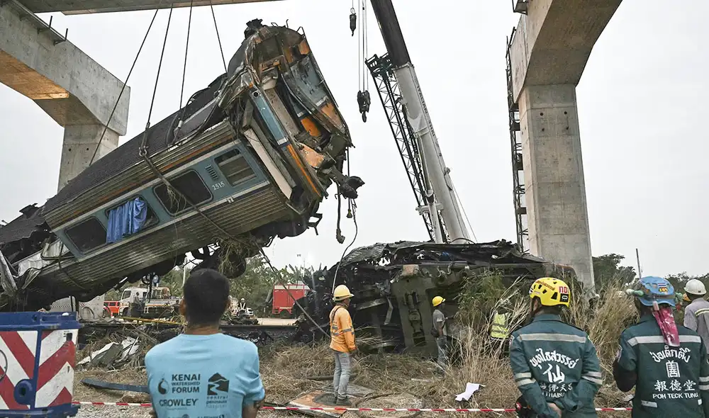 El tren, con 200 pasajeros a bordo, descarriló a las 9:00 a.m. cuando una estructura metálica de un proyecto ferroviario en Tailandia cayó sobre él. Foto: AFP