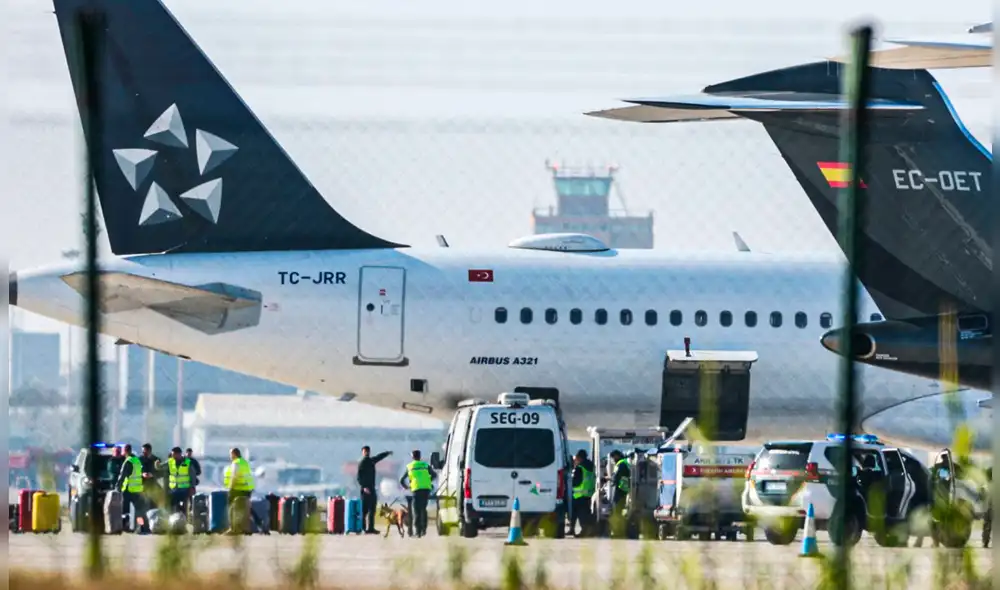 El aparato, un Airbus A321, fue desocupado rápidamente por los técnicos de emergencias. Foto: AFP El aparato, un Airbus A321, fue desocupado rápidamente por los técnicos de emergencias. Foto: AFP