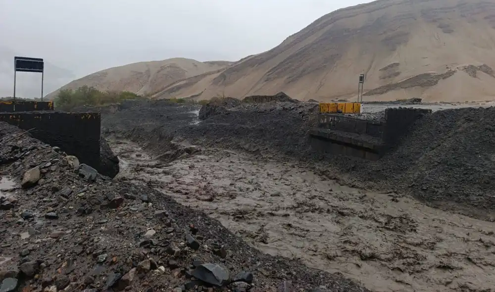 Un huaico provocado por un lahar volcánico destruyó el puente El Pedregal–Santa Rosa en Quinistaquillas, Moquegua, tras intensas lluvias. La infraestructuras dejó incomunicados a poblados cercanos.