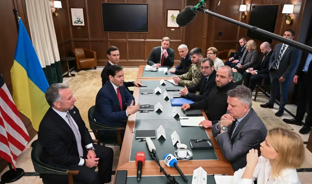 Reunión entre diplomáticos ucranianos y representantes de EE. UU., entre ellos, Marco Rubio, en noviembre de 2025.