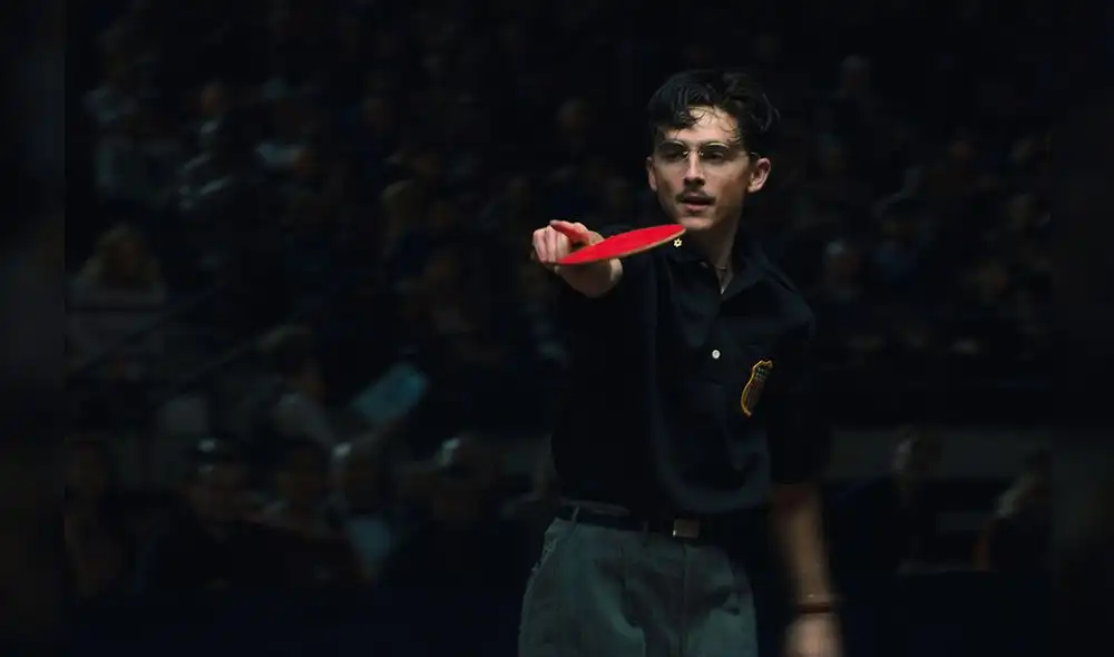 Timothée Chalamet como Marty Mauser.