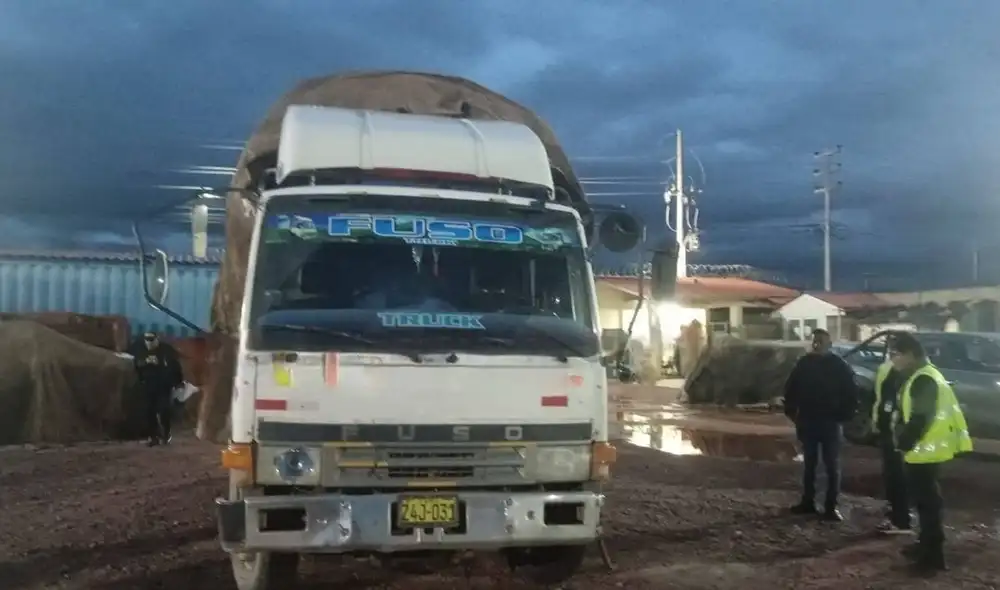 Camión impactó contra cinco vehículos en su escape. Foto: PNP.