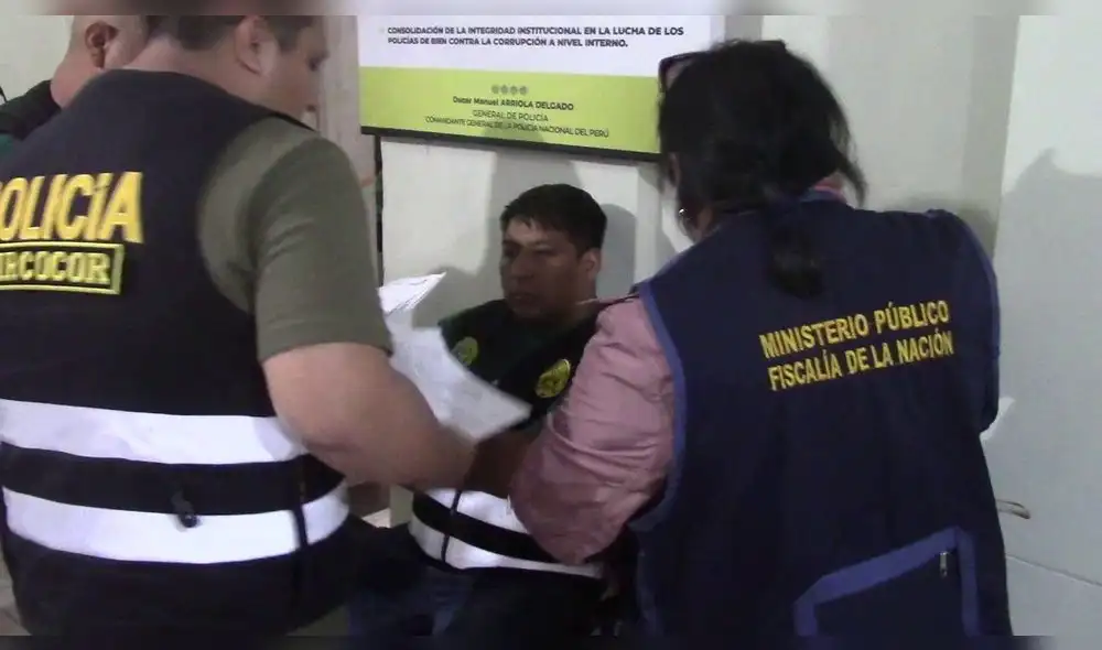 Fiscales anticorrupción intervienen a mal efectivo policial.