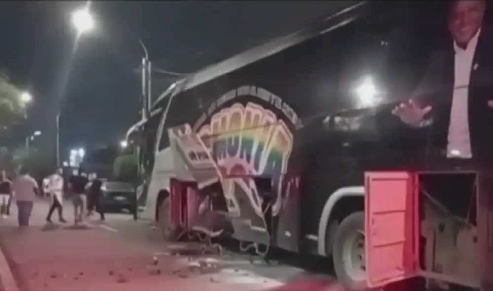 Bus de Armonía 10 es blanco de ataque con explosivo en Trujillo. Foto: América TV