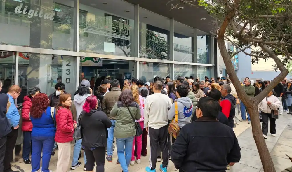 Sacar el DNI en Lima se ha vuelto una odisea. Los ciudadanos enfrentan largas colas y esperas que superan las cinco horas en las oficinas del Reniec sin cambios visibles.