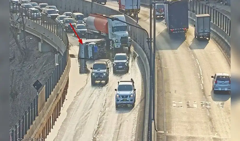 Cierran acceso a la Vía Expresa Línea Amarilla hacia el Callao por volcadura de camión de aceite