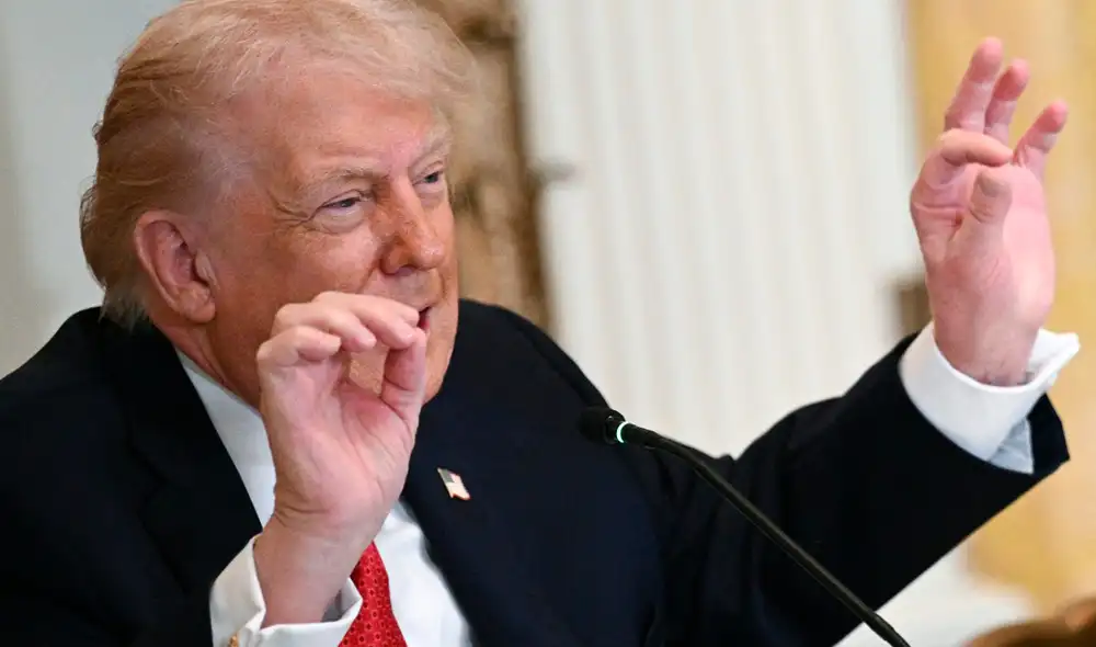 Ursula von der Leyen, en el Foro Económico Mundial de Davos, advierte sobre el riesgo de una "espiral descendente" en relaciones con EE.UU. ante los aranceles propuestos por Trump.