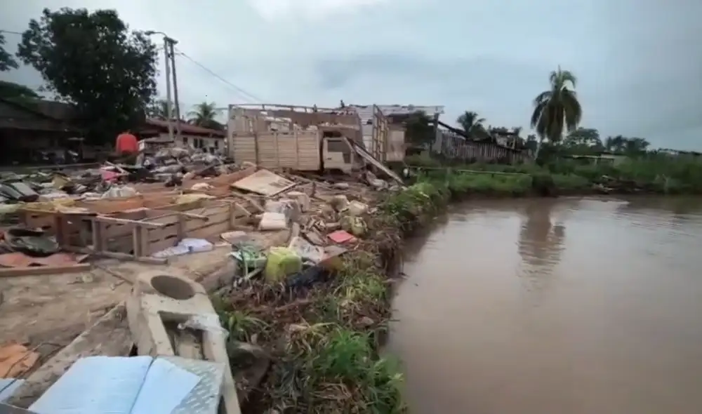 Iquitos: Ciudadanos destruyen sus viviendas ante incremento del río Ucayali