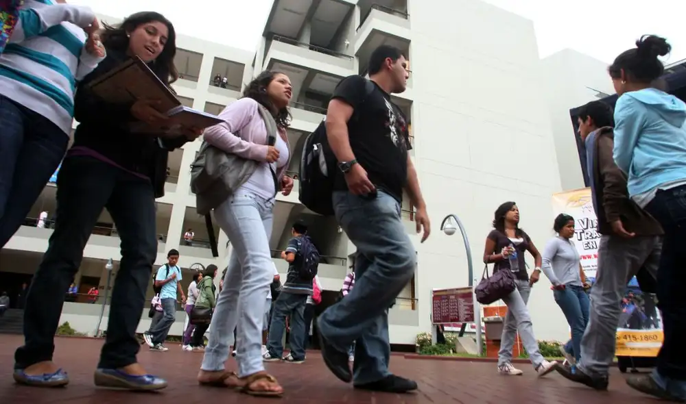 Medicina lidera el ranking de ingresos, seguido de Odontología, que presenta un promedio mensual de S/4.970 para adultos mayores y S/4.732 para jóvenes profesionales.